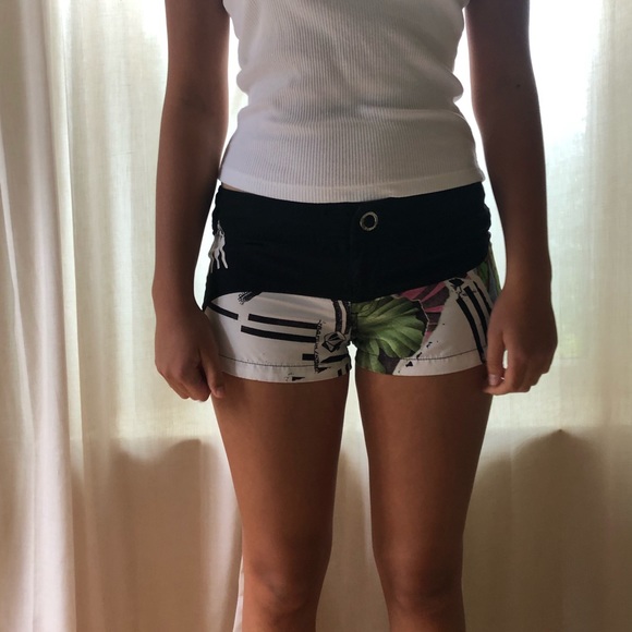 Volcom Board Shorts Black with Jungle Pattern - Picture 1 of 3